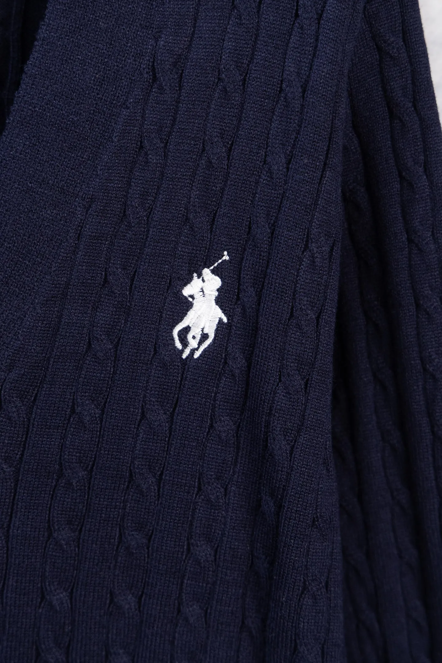 P190 Ralph Lauren Classic V-neck Solid Color Pony Embroidered Logo Knitted Cardigan Long Sleeve Ralph Lauren Classic Basic Versatile Twist Knitted Cardigan Long Sleeve Main supply platform live broadcast Wholesale entity Replenish when out of stock Not removed from the shelves Quality 1:1 patterning Complete three standards Correct version of pony logo Imported quality cotton yarn Focus on high-end Cost-effective Good quality Needless to say Zhao Lusi's same style is really amazing, so sweet I'm so beautiful. This cardigan is really good-looking. It's simple and easy to wear. It's a must-have for goddess ootd. Good-looking clothes are never picky. A must-have in the wardrobe of goddesses. Size: S-XL. Color: Navy blue, red, khaki, dark gray.